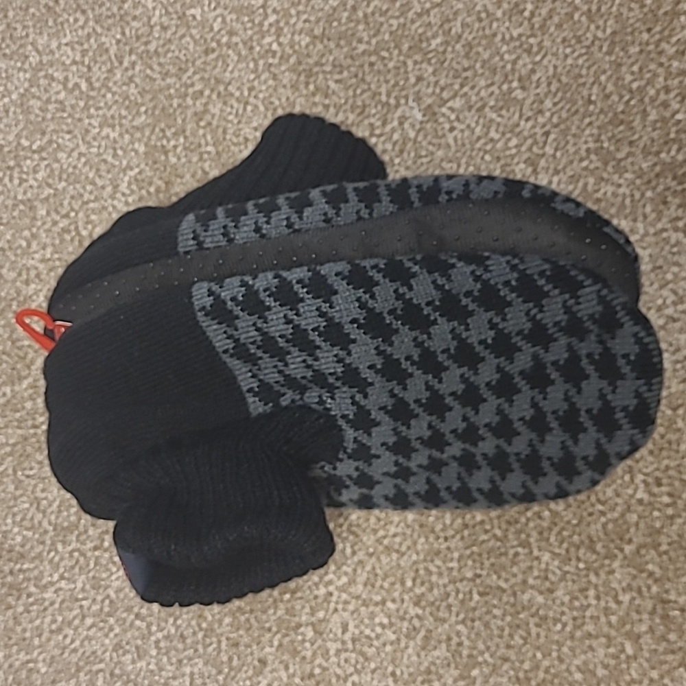 NWT Sherpa Lined Black and Gray Knit Slippers - Picture 4 of 9